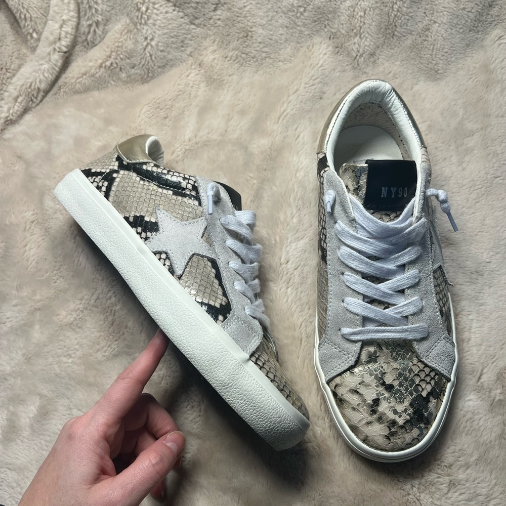 Steve Madden Philosophy White Sneaker skin snake texture star brown gold 8.5